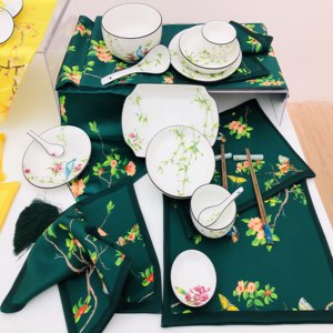 《繁花锦梦&middot;窗影&middot;桌旗餐垫》《繁花锦梦&middot;苍然系列餐具》